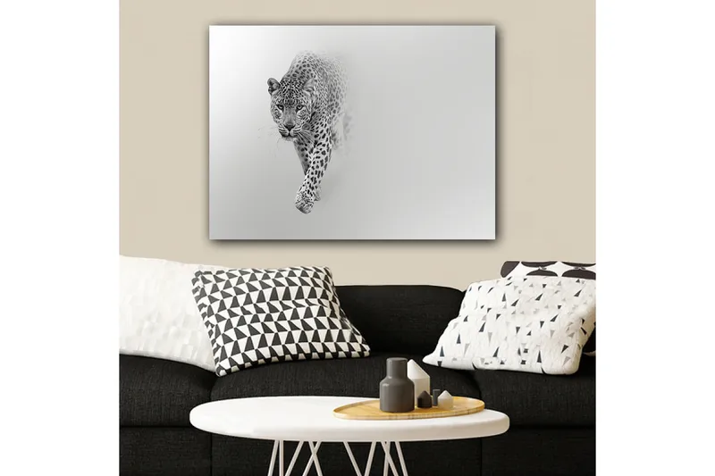 Lærred 70x100 cm - Majestætisk leopard på vej fremad i en stilfuld og minimalistisk komposition - Sort / Grå - Boligtilbehør - Billeder & kunst - Billeder på lærred