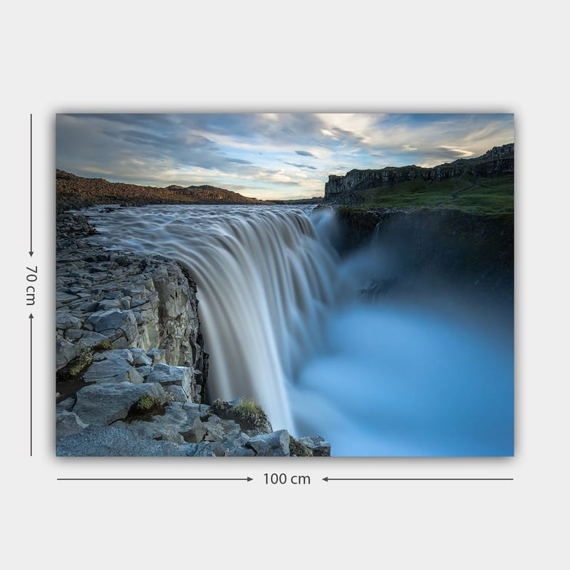 Lærred 70x100 cm - Majestætisk vandfald, der flyder over klipper i naturskønne omgivelser - Blå / Grå / Hvid - Boligtilbehør - Billeder & kunst - Billeder på lærred
