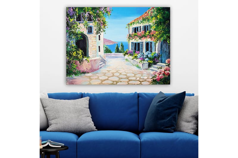 Lærred 70x100 cm - Malerisk gade med blomsterhuse og havudsigt - Grøn / Lyserød / Blå - Boligtilbehør - Billeder & kunst - Billeder på lærred