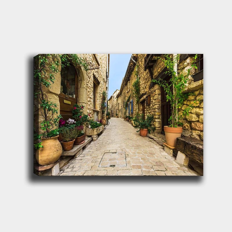 Lærred 70x100 cm - Malerisk gyde i en gammel landsby med stenhuse og blomsterpotter, Beige / Grøn / Terrakotta