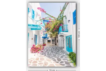 Lærred 70x100 cm - Malerisk gyde med hvide huse og farverige blomster i middelhavsmiljø - Blå / Lyserød / Hvid - Boligtilbehør - Billeder & kunst - Billeder på lærred