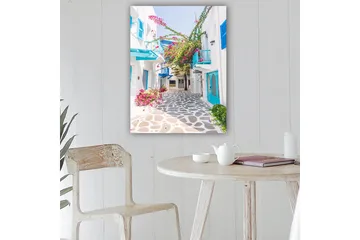 Lærred 70x100 cm - Malerisk gyde med hvide huse og farverige blomster i middelhavsmiljø - Blå / Lyserød / Hvid - Boligtilbehør - Billeder & kunst - Billeder på lærred