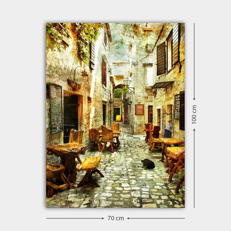 Lærred 70x100 cm - Malerisk gyde med træborde og -stole, omgivet af gamle stenhuse - Brun / Grå / Grøn - Boligtilbehør - Billeder & kunst - Billeder på lærred