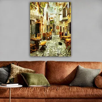 Lærred 70x100 cm - Malerisk gyde med træborde og -stole, omgivet af gamle stenhuse - Brun / Grå / Grøn - Boligtilbehør - Billeder & kunst - Billeder på lærred