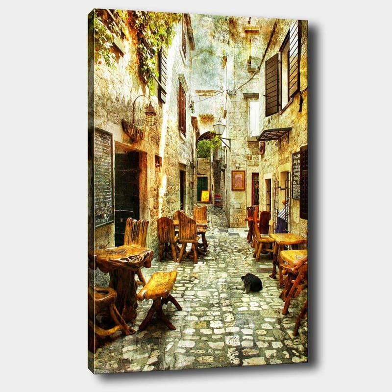 Lærred 70x100 cm - Malerisk gyde med træborde og -stole, omgivet af gamle stenhuse, Brun / Grå / Grøn