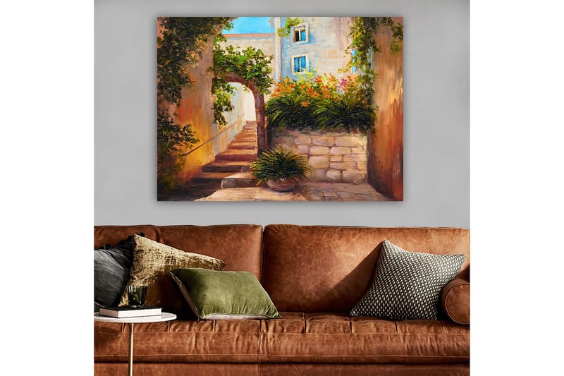 Lærred 70x100 cm - Malerisk gyde med trapper omgivet af grønne områder og blomster, Grøn / Beige / Orange