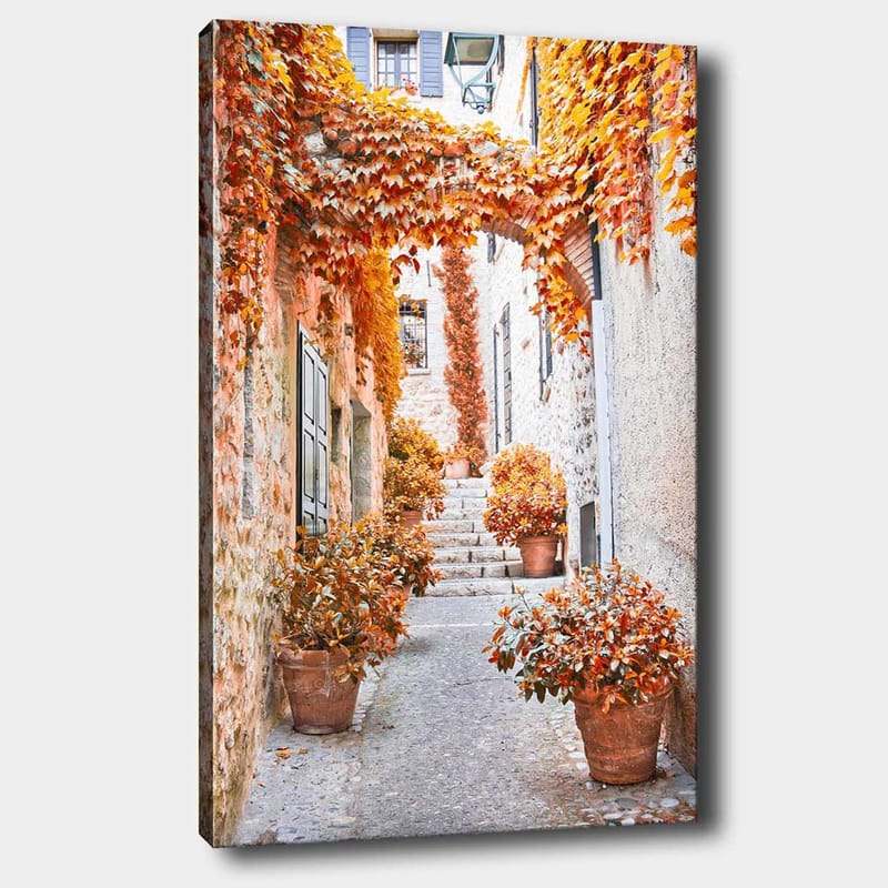 Lærred 70x100 cm - Malerisk gyde omgivet af farverige efterårsblade og potteplanter, Orange / Brun / Gul