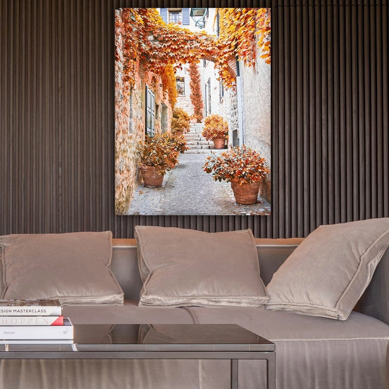 Lærred 70x100 cm - Malerisk gyde omgivet af farverige efterårsblade og potteplanter - Orange / Brun / Gul - Boligtilbehør - Billeder & kunst - Billeder på lærred