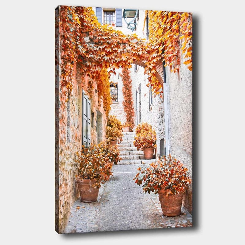 Lærred 70x100 cm - Malerisk gyde omgivet af farverige efterårsblade og potteplanter, Orange / Brun / Gul