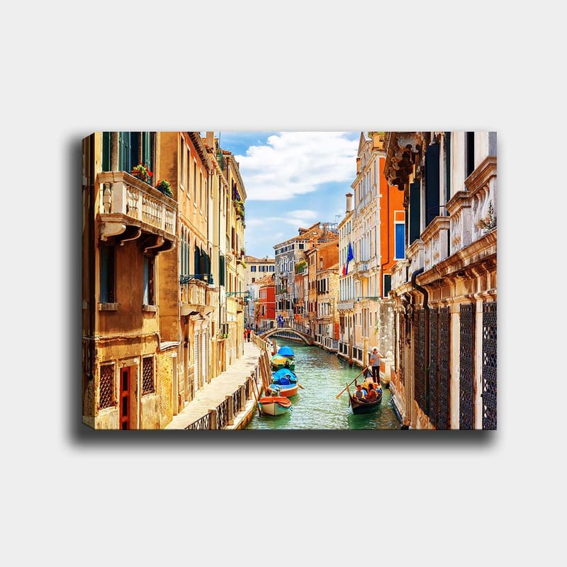 Lærred 70x100 cm - Malerisk kanal i Venedig med farverige bygninger og både, Terrakotta / Blå / Grøn
