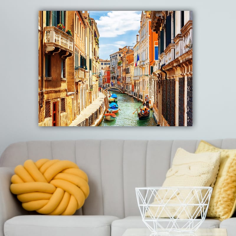 Lærred 70x100 cm - Malerisk kanal i Venedig med farverige bygninger og både - Terrakotta / Blå / Grøn - Boligtilbehør - Billeder & kunst - Billeder på lærred