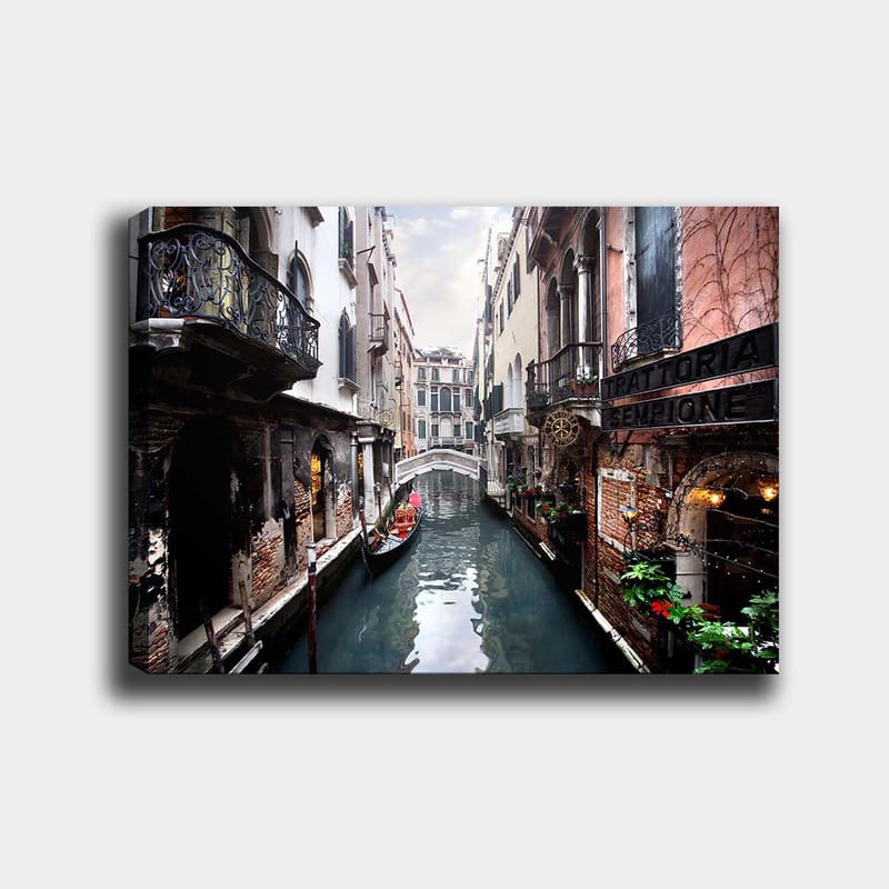 Lærred 70x100 cm - Malerisk kanal i Venedig med gondoler og historiske bygninger, Mørkeblå / Teglrød / Grøn