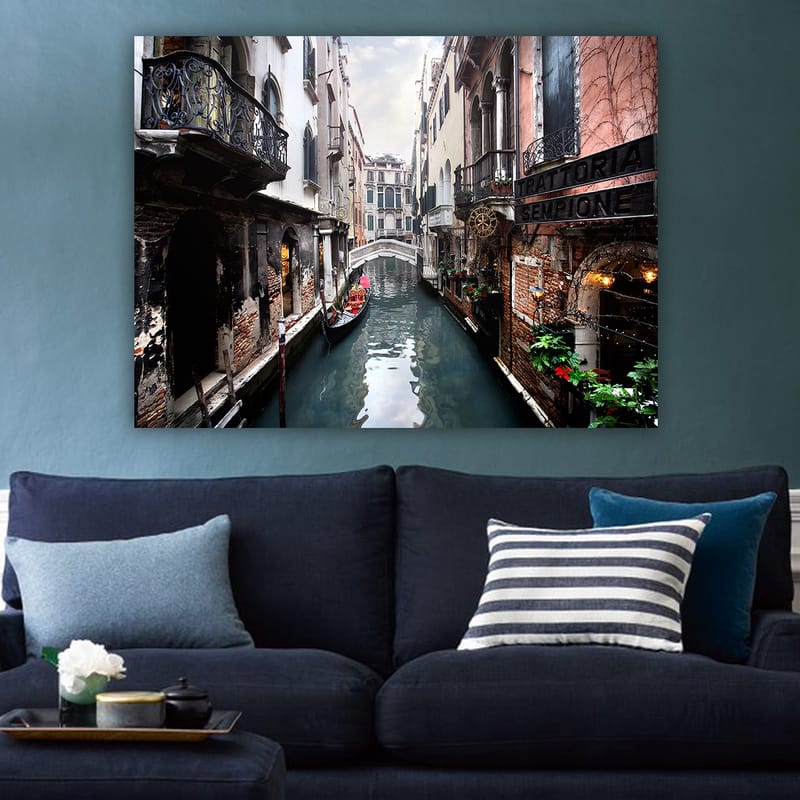 Lærred 70x100 cm - Malerisk kanal i Venedig med gondoler og historiske bygninger - Mørkeblå / Teglrød / Grøn - Boligtilbehør - Billeder & kunst - Billeder på lærred