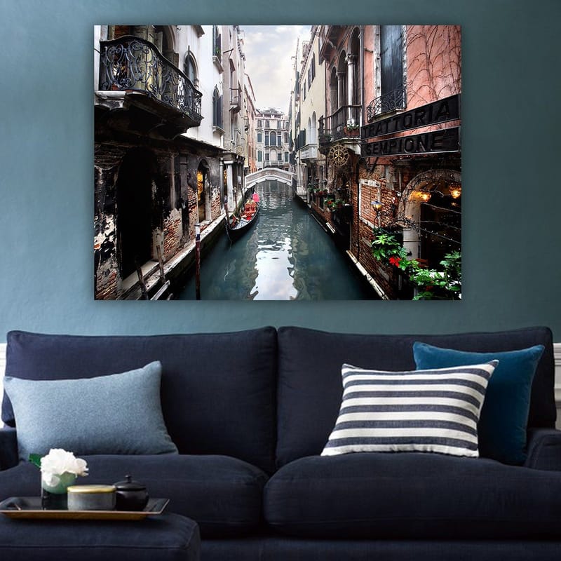 Lærred 70x100 cm - Malerisk kanal i Venedig med gondoler og historiske bygninger - Mørkeblå / Teglrød / Grøn - Boligtilbehør - Billeder & kunst - Billeder på lærred