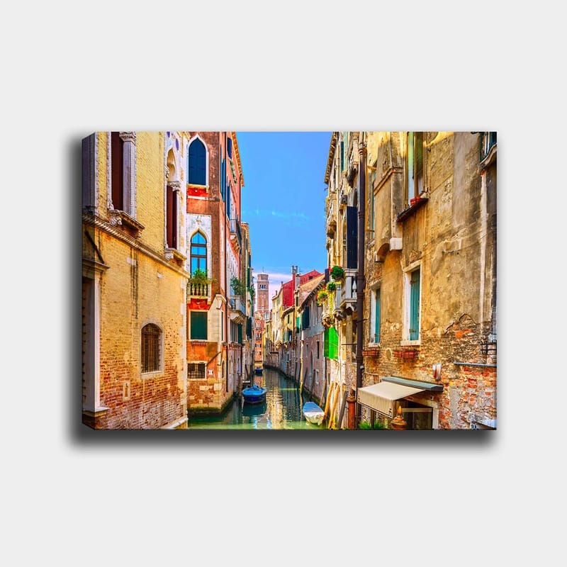 Lærred 70x100 cm - Malerisk kanal i Venedig omgivet af farverige bygninger, Gul / Rød / Grøn