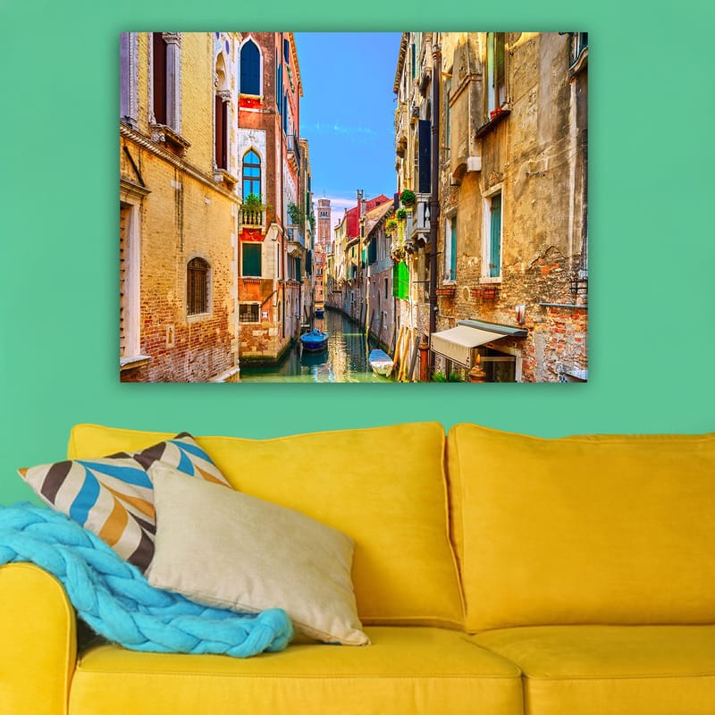 Lærred 70x100 cm - Malerisk kanal i Venedig omgivet af farverige bygninger - Gul / Rød / Grøn - Boligtilbehør - Billeder & kunst - Billeder på lærred