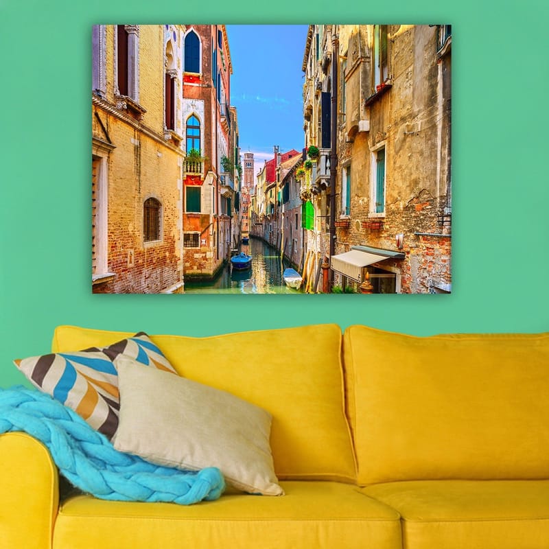 Lærred 70x100 cm - Malerisk kanal i Venedig omgivet af farverige bygninger - Gul / Rød / Grøn - Boligtilbehør - Billeder & kunst - Billeder på lærred