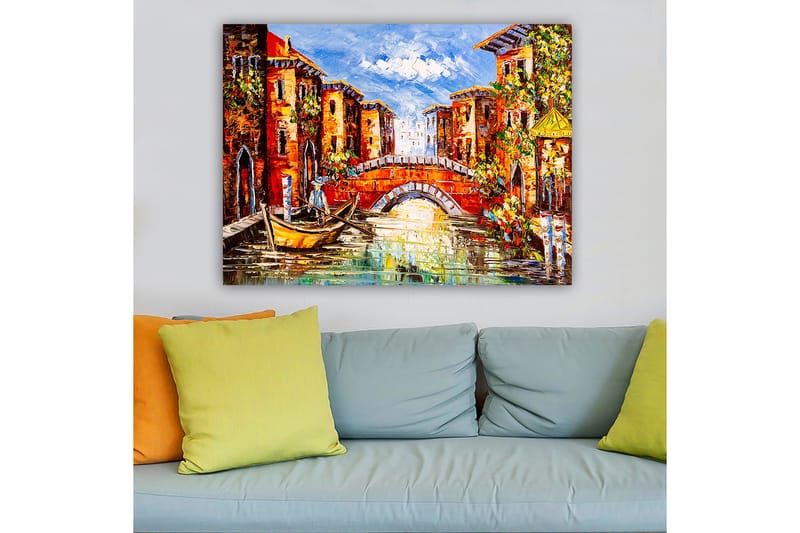 Lærred 70x100 cm - Malerisk kanal med farverige bygninger og en båd, der glider under en bro - Orange / Blå / Grøn - Boligtilbehør - Billeder & kunst - Billeder på lærred