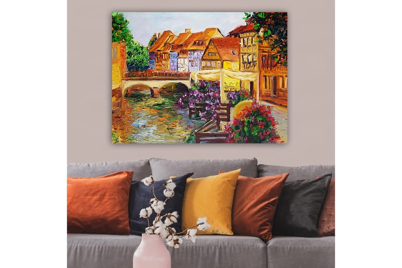 Lærred 70x100 cm - Malerisk kanal med farverige huse og blomster, der pryder kanten - Grøn / Lilla / Orange - Boligtilbehør - Billeder & kunst - Billeder på lærred