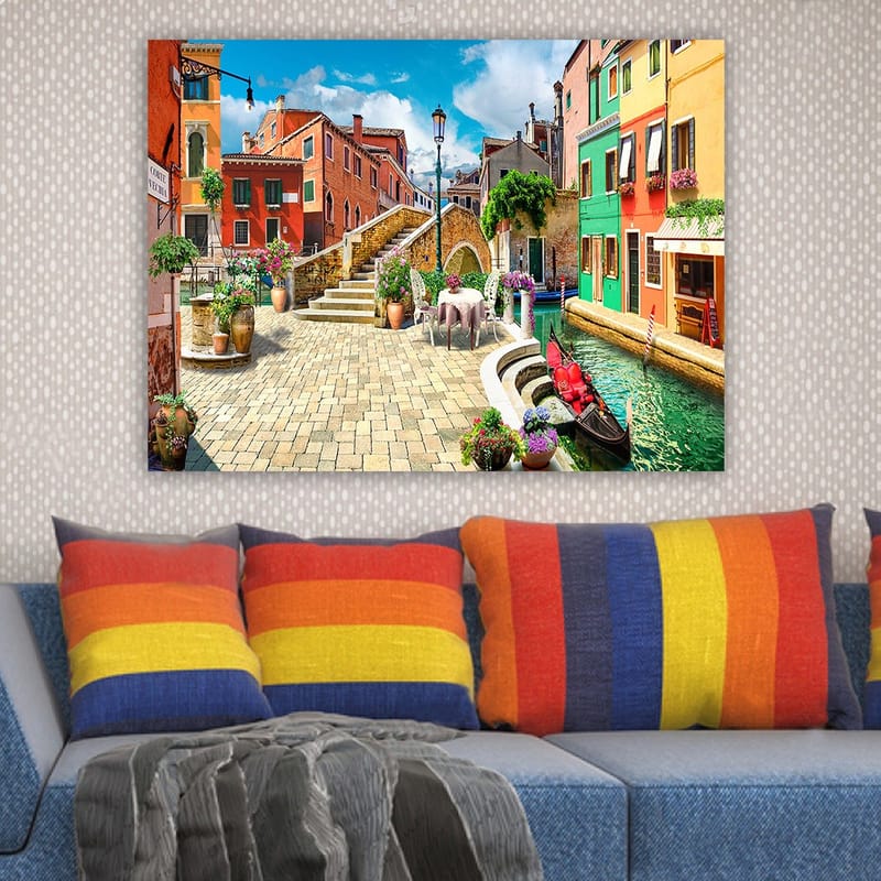 Lærred 70x100 cm - Malerisk kanal med farverige huse og blomsterdekorationer i charmerende italiensk bymiljø - Rød / Grøn / Gul - Boligtilbehør - Billeder & kunst - Billeder på lærred