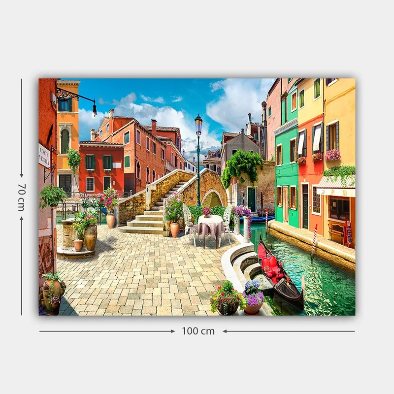 Lærred 70x100 cm - Malerisk kanal med farverige huse og blomsterdekorationer i charmerende italiensk bymiljø - Rød / Grøn / Gul - Boligtilbehør - Billeder & kunst - Billeder på lærred