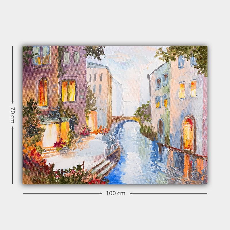 Lærred 70x100 cm - Malerisk kanal med farverige huse og en bro spejlet i vandet - Lyseblå / Lilla / Orange - Boligtilbehør - Billeder & kunst - Billeder på lærred