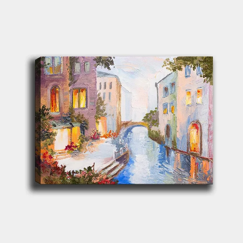 Lærred 70x100 cm - Malerisk kanal med farverige huse og en bro spejlet i vandet, Lyseblå / Lilla / Orange