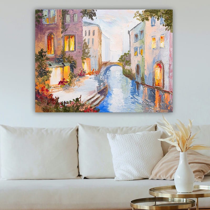 Lærred 70x100 cm - Malerisk kanal med farverige huse og en bro spejlet i vandet - Lyseblå / Lilla / Orange - Boligtilbehør - Billeder & kunst - Billeder på lærred