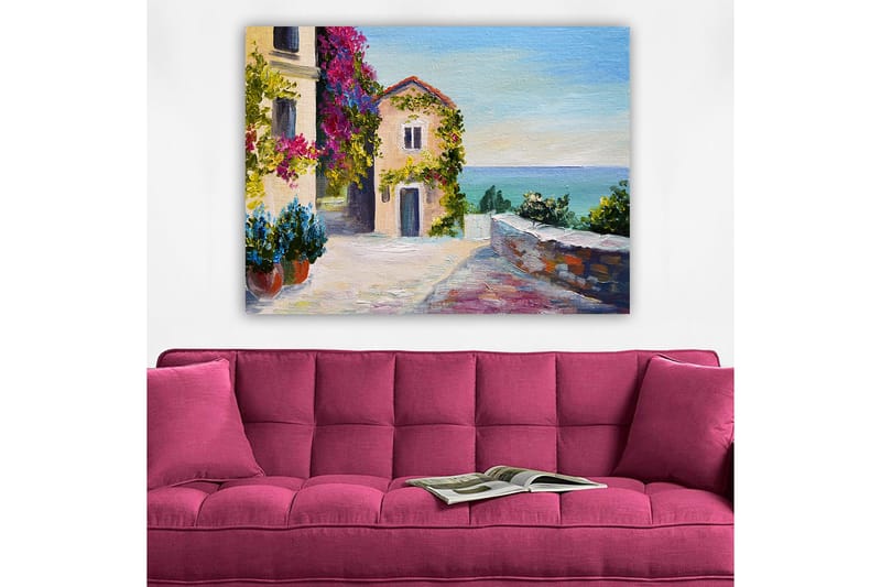 Lærred 70x100 cm - Malerisk kystscene med farverige huse og blomster omgiver en stille gade ved havet, Blå / Grøn / Lyserød