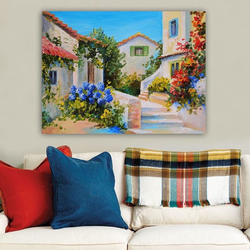 Lærred 70x100 cm - Malerisk landsbyscene med farverige huse og blomstrende planter - Blå / Grøn / Gul - Boligtilbehør - Billeder & kunst - Billeder på lærred