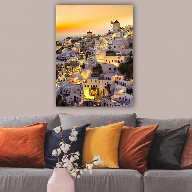 Lærred 70x100 cm - Malerisk udsigt over Santorini med hvide huse og en vindmølle i solnedgangens lys - Hvid / Gul / Orange - Boligtilbehør - Billeder & kunst - Billeder på lærred