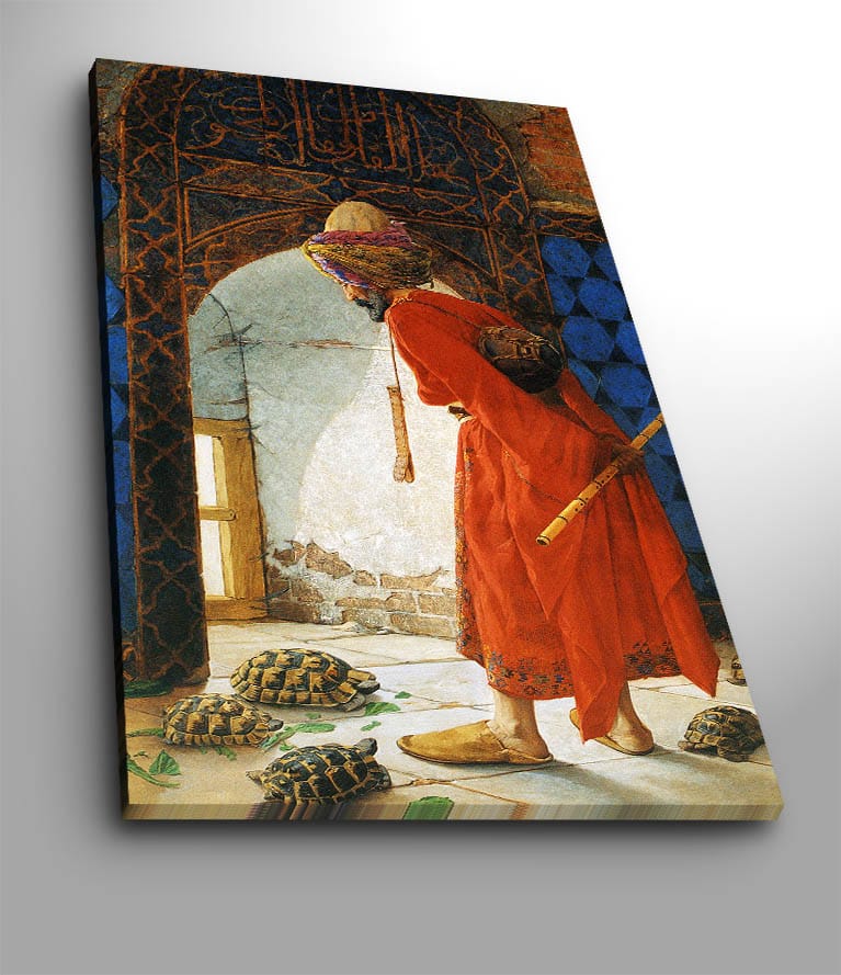 Lærred 70x100 cm - Mand i rød kåbe står ved en døråbning og kigger på skildpadder på gulvet - Rød / Blå / Beige - Boligtilbehør - Billeder & kunst - Billeder på lærred