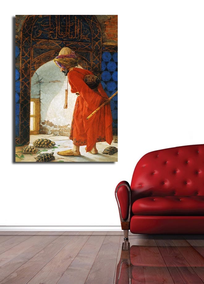 Lærred 70x100 cm - Mand i rød kåbe står ved en døråbning og kigger på skildpadder på gulvet - Rød / Blå / Beige - Boligtilbehør - Billeder & kunst - Billeder på lærred