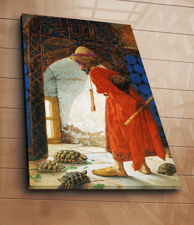 Lærred 70x100 cm - Mand i rød kåbe står ved en døråbning og kigger på skildpadder på gulvet - Rød / Blå / Beige - Boligtilbehør - Billeder & kunst - Billeder på lærred