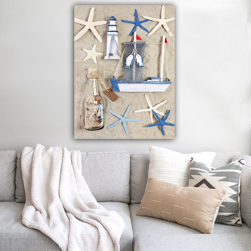 Lærred 70x100 cm - Maritim komposition med en båd, et fyrtårn og en søstjerne - Blå / Hvid / Beige - Boligtilbehør - Billeder & kunst - Billeder på lærred