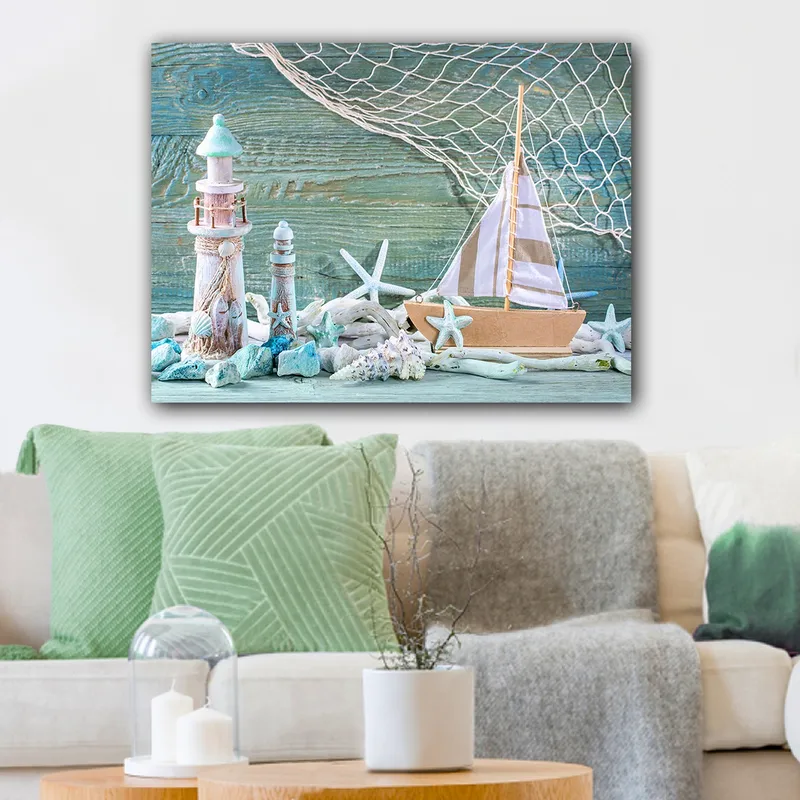 Lærred 70x100 cm - Maritim scene med sejlbåd, fyrtårn og søstjerne i strandomgivelser, Blå / Hvid / Beige