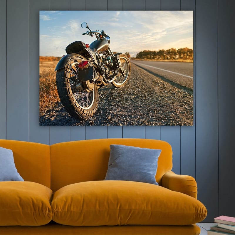 Lærred 70x100 cm - Motorcykel stående på en grusvej i solnedgangens lys - Sort / Orange / Grå - Boligtilbehør - Billeder & kunst - Billeder på lærred