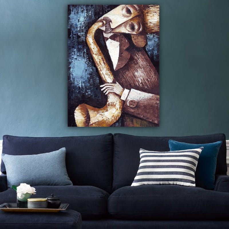 Lærred 70x100 cm - Musiker spiller saxofon med et stiliseret og udtryksfuldt udseende - Mørkeblå / Beige / Brun - Boligtilbehør - Billeder & kunst - Billeder på lærred