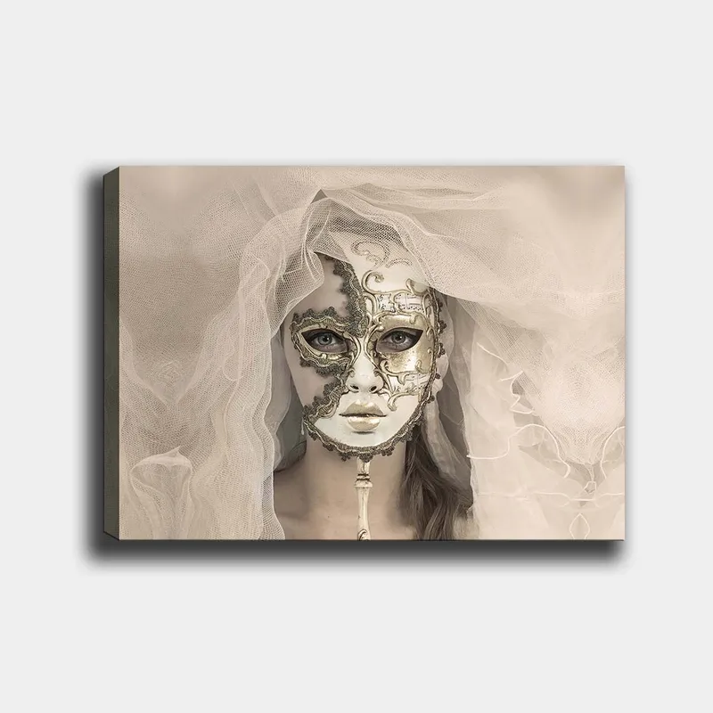 Lærred 70x100 cm - Mystisk kvinde med detaljeret maske og slør skaber en drømmeagtig atmosfære - Hvid / Guld / Sort - Boligtilbehør - Billeder & kunst - Billeder på lærred