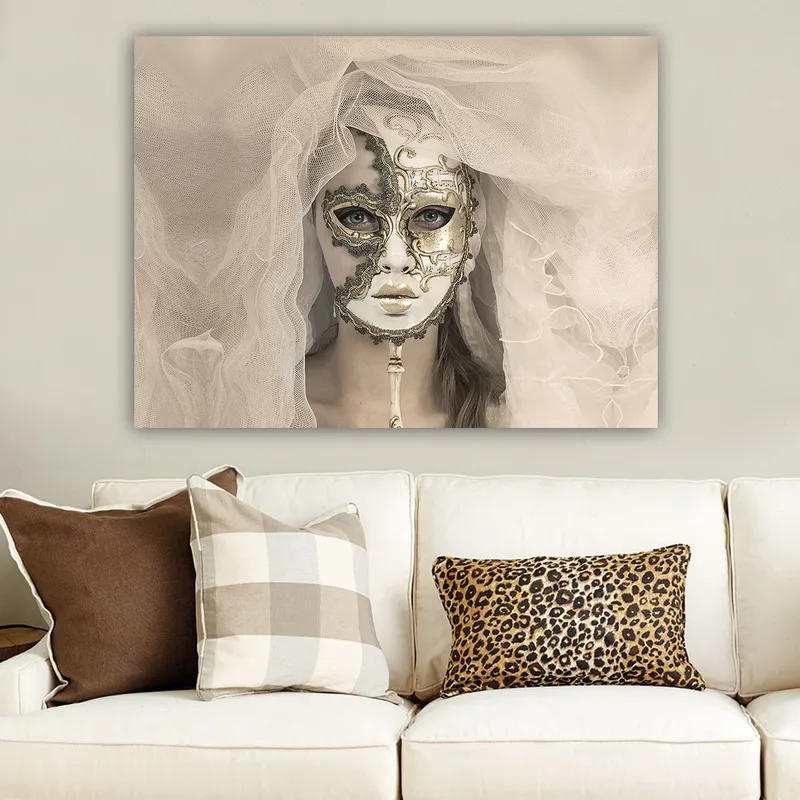 Lærred 70x100 cm - Mystisk kvinde med detaljeret maske og slør skaber en drømmeagtig atmosfære - Hvid / Guld / Sort - Boligtilbehør - Billeder & kunst - Billeder på lærred