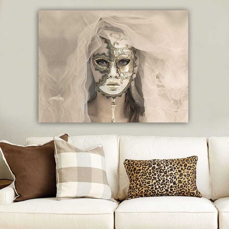 Lærred 70x100 cm - Mystisk kvinde med detaljeret maske og slør skaber en drømmeagtig atmosfære - Hvid / Guld / Sort - Boligtilbehør - Billeder & kunst - Billeder på lærred