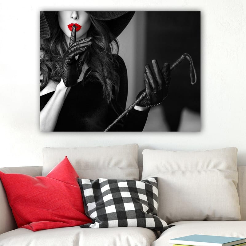 Lærred 70x100 cm - Mystisk kvinde med rød læbestift holder en finger på læberne i en suggestiv positur - Rød / Sort - Boligtilbehør - Billeder & kunst - Billeder på lærred