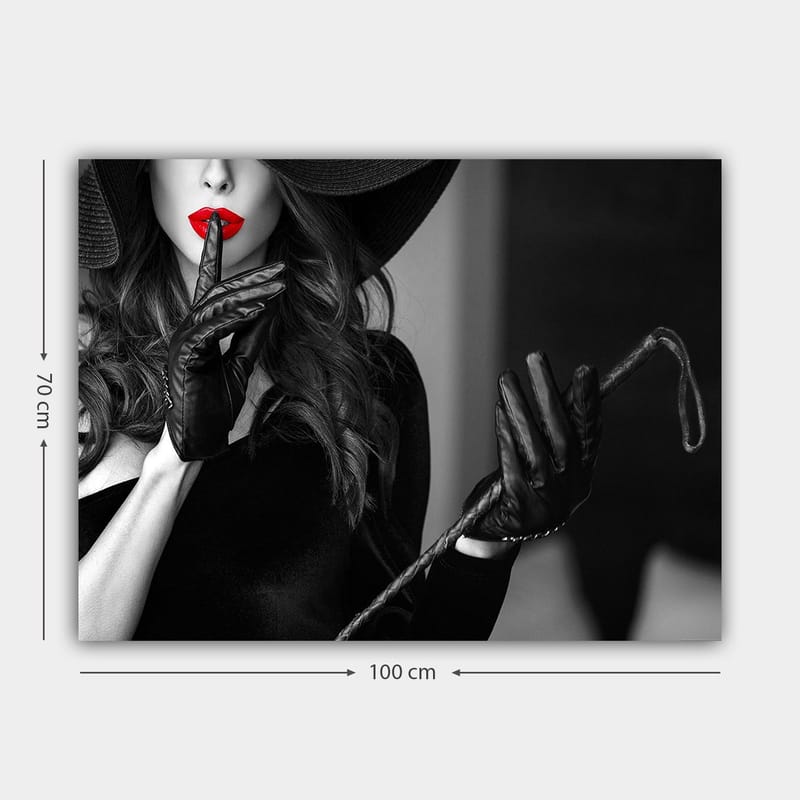 Lærred 70x100 cm - Mystisk kvinde med rød læbestift holder en finger på læberne i en suggestiv positur - Rød / Sort - Boligtilbehør - Billeder & kunst - Billeder på lærred