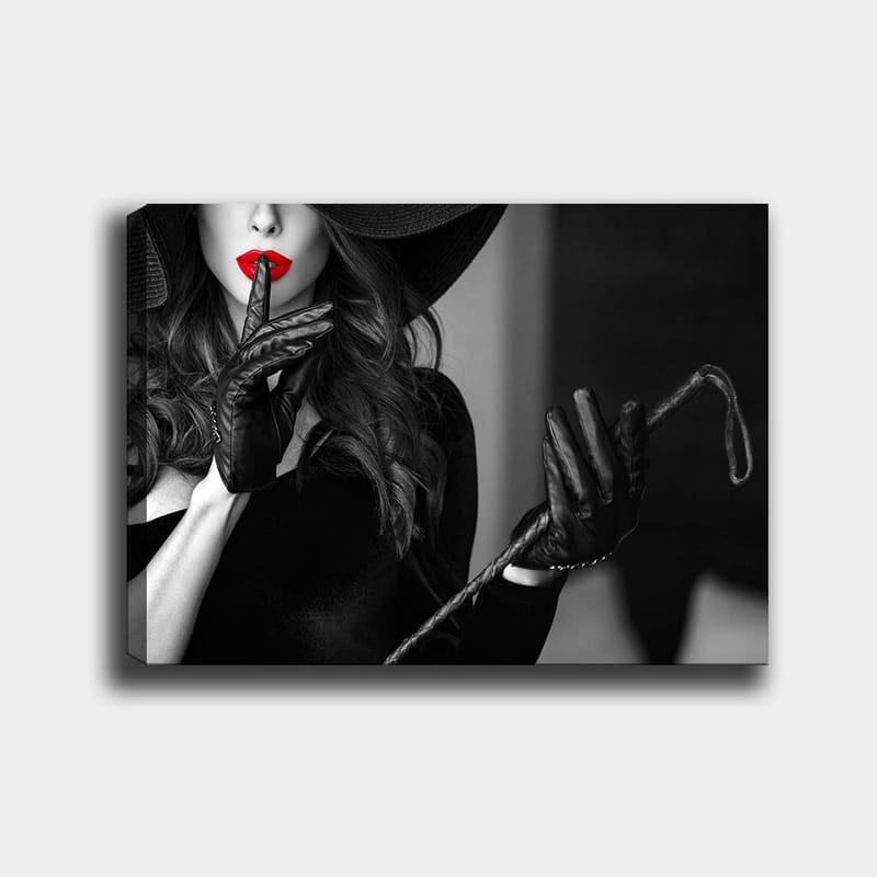 Lærred 70x100 cm - Mystisk kvinde med rød læbestift holder en finger på læberne i en suggestiv positur, Rød / Sort
