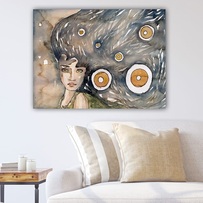 Lærred 70x100 cm - Mystisk kvinde med stort, flagrende hår omgivet af cirkulære former, Mørkeblå / Beige / Orange