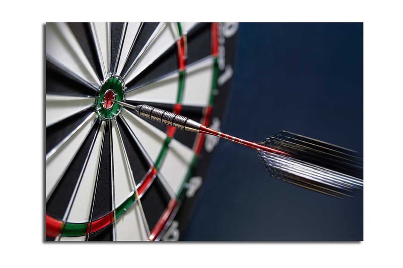 Lærred 70x100 cm - Nærbillede af en dartskive med en pil, der rammer midtpunktet, Grøn / Rød / Sort