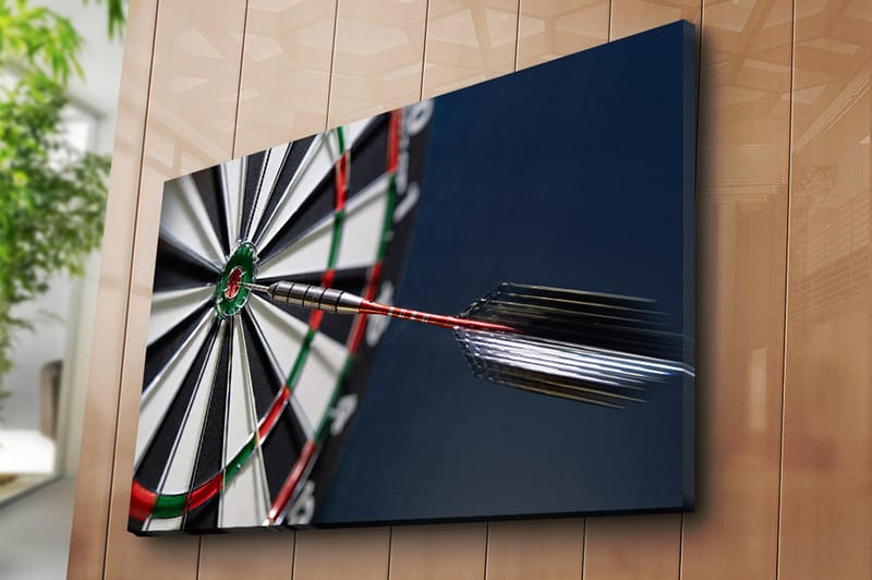 Lærred 70x100 cm - Nærbillede af en dartskive med en pil, der rammer midtpunktet - Grøn / Rød / Sort - Boligtilbehør - Billeder & kunst - Billeder på lærred