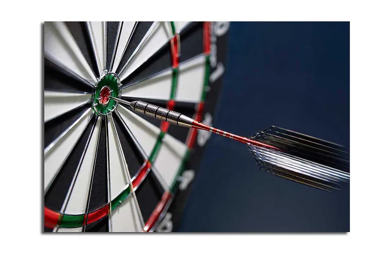Lærred 70x100 cm - Nærbillede af en dartskive med en pil, der rammer midtpunktet, Grøn / Rød / Sort