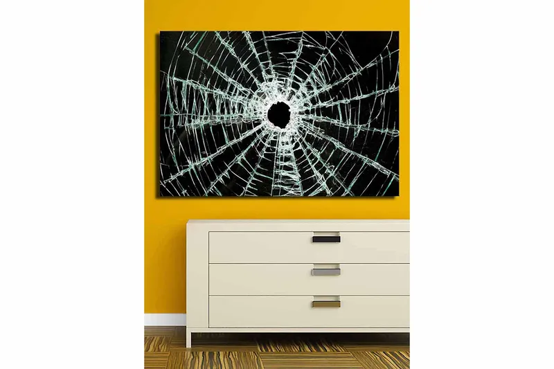 Lærred 70x100 cm - Nærbillede af en revnet glasrude med et hul i midten og revner, der strækker sig udad - Sort / Gennemsigtig - Boligtilbehør - Billeder & kunst - Billeder på lærred