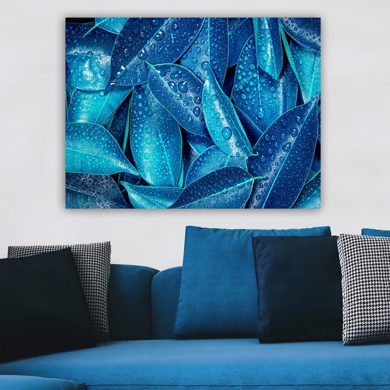 Lærred 70x100 cm - Nærbillede af vanddråber på grønne blade, der skaber en frisk og levende følelse - Blå / Turkis - Boligtilbehør - Billeder & kunst - Billeder på lærred